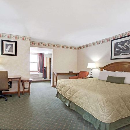 Hotel Ramada By Wyndham Flemington Extérieur photo