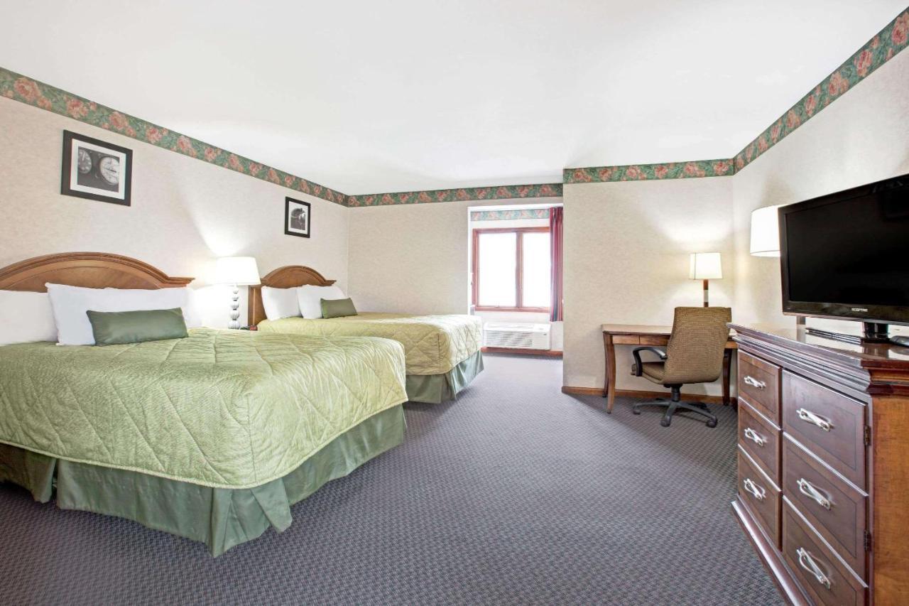 Hotel Ramada By Wyndham Flemington Extérieur photo