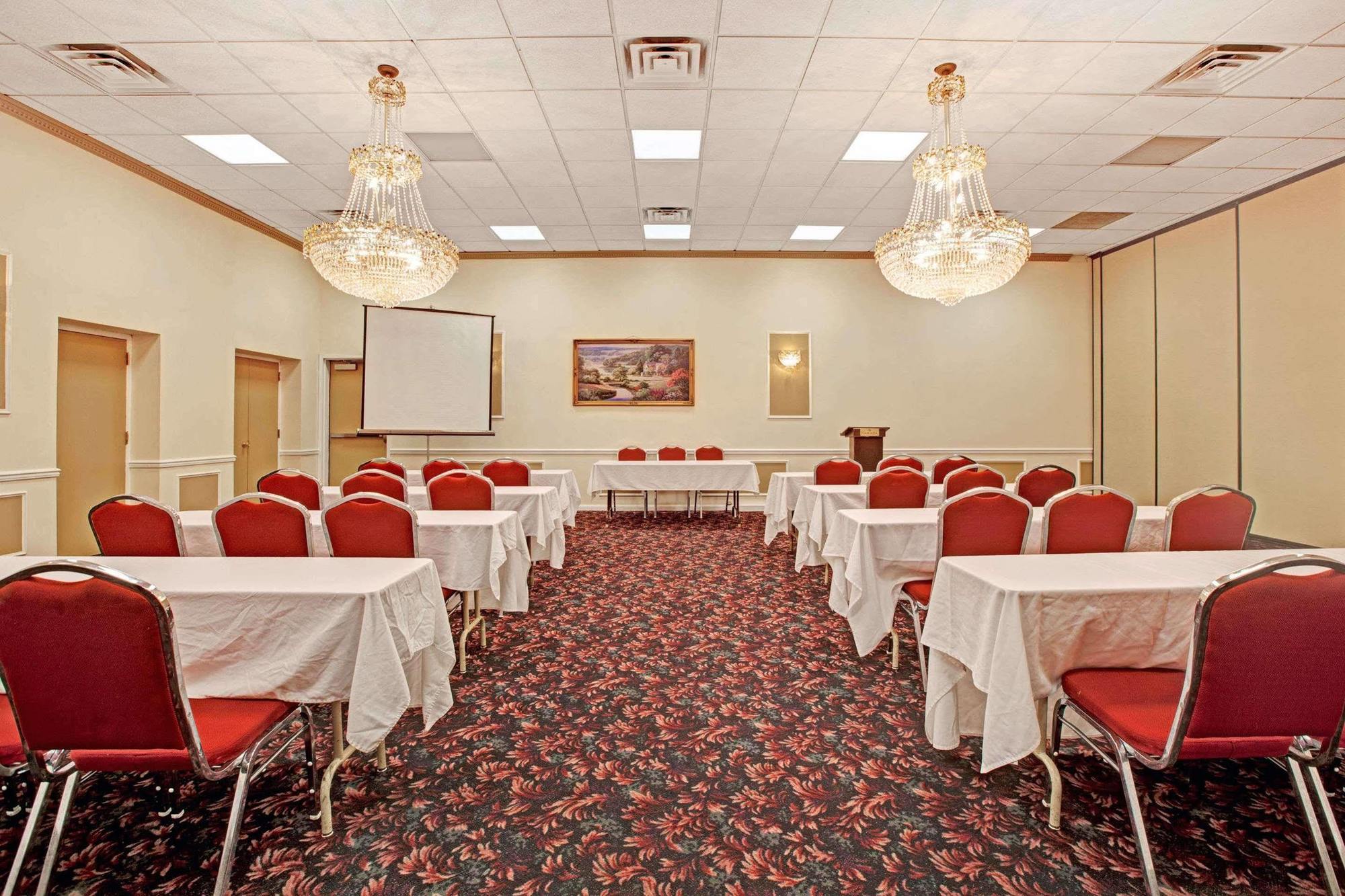 Hotel Ramada By Wyndham Flemington Extérieur photo