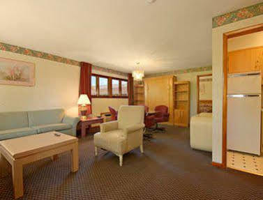 Hotel Ramada By Wyndham Flemington Extérieur photo