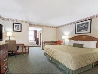 Hotel Ramada By Wyndham Flemington Extérieur photo